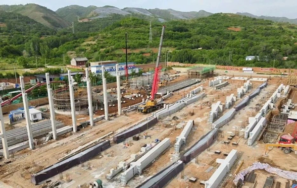 奮戰二季度｜電解廠房主體結構框架柱開始吊裝！